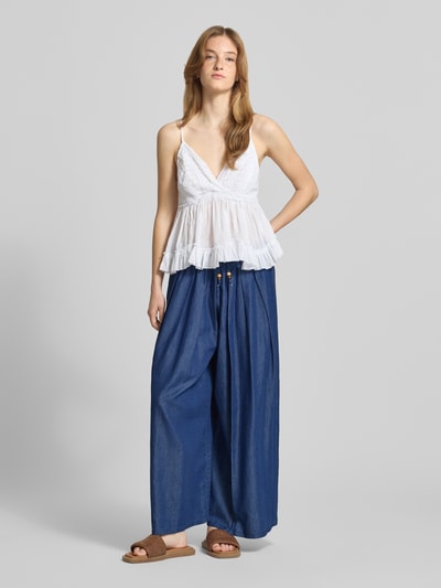 Frauenmodel trägt Regular Fit Culotte aus Baumwoll-Lyocell-Mix Modell 'BEA BEAD' von Only in Dunkelblau, Damen Culotte, Ganzkörperansicht von vorne.
