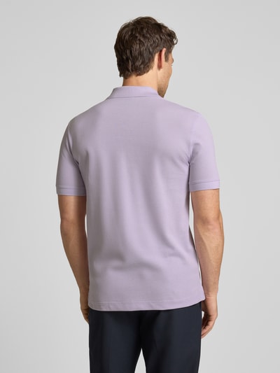 Männermodel trägt Regular Fit Poloshirt aus reiner Baumwolle Modell 'PALLAS' von BOSS, Optik: Unifarben, Ganzkörperansicht Rückansicht.