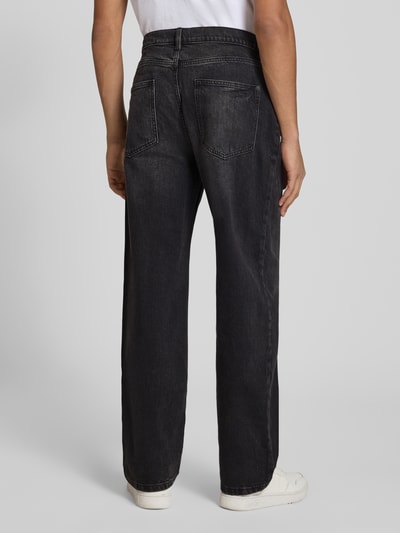 Mężczyznamodel nosi Baggy Jeans in schwarzer Waschung und klassischem 5-Pocket-Design von REVIEW, mieszanka bawełny i elastanu, czarny kolor, krój baggy, 5 kieszeni, zapięcie na guzik i zamek błyskawiczny, szerokość w rozmiarze 32: 42 cm, długość wewnętrzna nogawki w rozmiarze 32: 76 cm, widok całej sylwetki od tyłu.