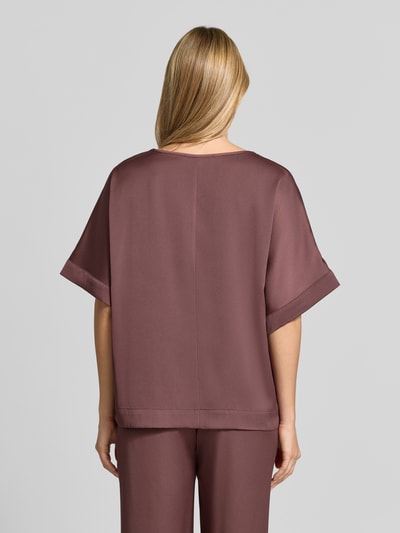 Vrouwenmodel draagt Relaxed Fit T-shirt uit satijn van SWING in effen design met ronde hals, ruglengte maat 36: 60 cm, Ganzkörperansicht Rückansicht.