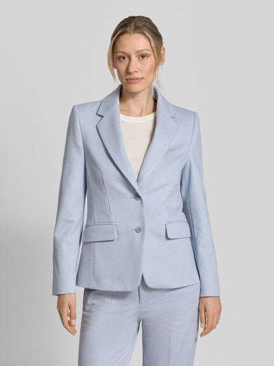 Modelka kobieca nosi Slim Fit Blazer mit Pattentaschen Modell 'BUNDREY' od Drykorn w jasnoniebieskim kolorze, krój slim fit, kołnierz z klapami, zapięcie na guzik, kieszenie z patkami, długość pleców w rozmiarze 36: 62 cm, szerokość w rozmiarze 36: 43 cm, długość rękawa w rozmiarze 36: 62 cm, gładka tekstura, całkowite ujęcie od przodu.