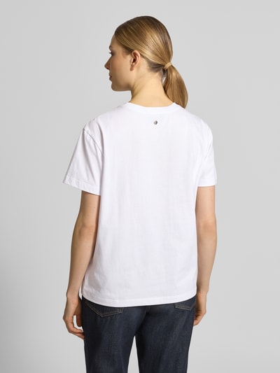 Frauenmodel trägt T-Shirt mit Rundhalsausschnitt Modell 'Raft' von MOS MOSH aus reiner Baumwolle in Weiß, Regular Fit, Ganzkörperansicht Rückansicht.