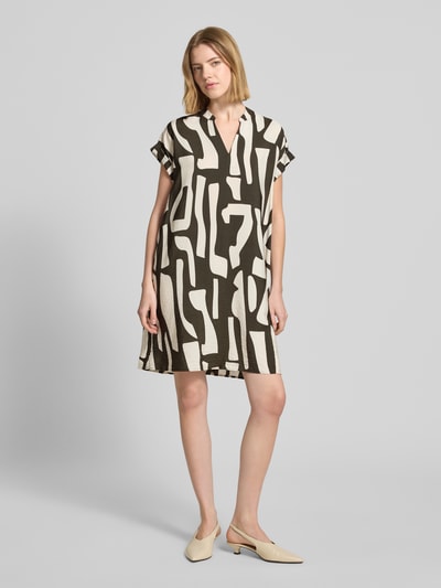 Frauenmodel trägt knielanges Kleid mit Tunikakragen Modell 'Wulana dune' von OPUS, Viskose-Mix, Loose Fit, abstraktes Muster, Ganzkörperansicht von vorne.