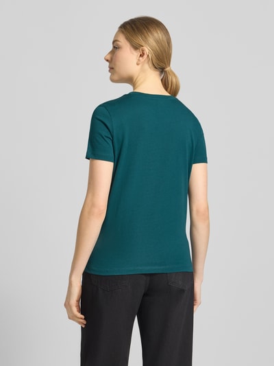 Frauenmodel trägt Regular Fit T-Shirt aus Bio-Baumwoll-Mix von Tom Tailor, unifarben, Label-Schriftzug, Rundhals, kurzarm, Ganzkörperansicht Rückansicht