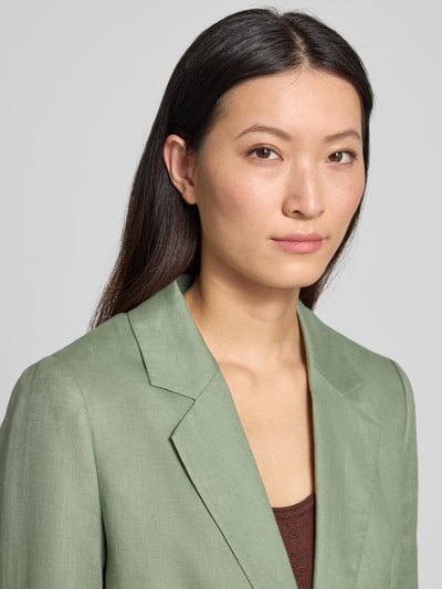 Frauenmodel trägt Regular Fit Blazer aus reinem Leinen von s.Oliver BLACK LABEL, Optik: Unifarben, Material: Leinen, Nahaufnahme Oberkörper