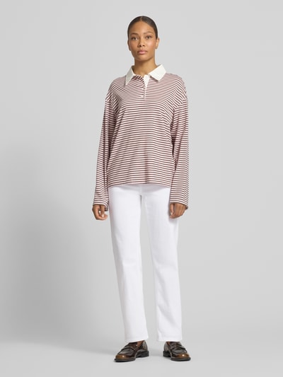 Frauenmodel trägt Relaxed Fit Jeans aus Baumwoll-Mix Modell 'GAIA RELAXED' von Cambio, unifarben, 5-Pocket, Denim; Ganzkörperansicht von vorne.