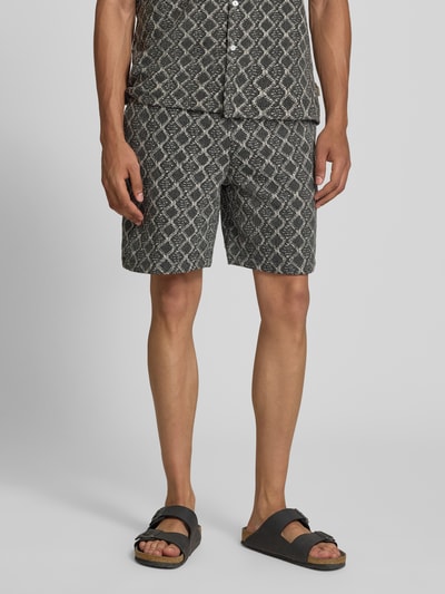 Männermodel trägt Shorts im Allover-Look mit Kordelzug Modell 'CARLOS' von Redefined Rebel aus Reine Baumwolle, Regular-Fit, Ganzkörperansicht von vorne.