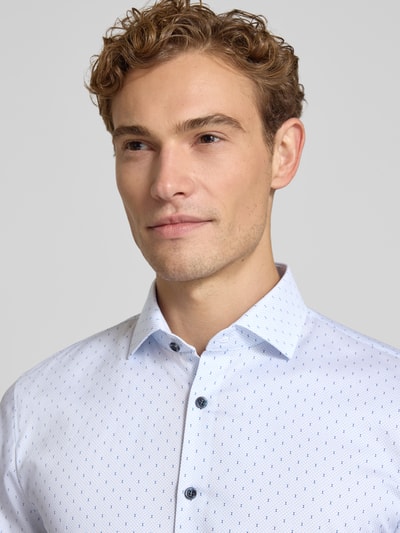 Męski model nosi Super Slim Fit Businesshemd aus Baumwoll-Mix od OLYMP No. Six, biała koszula z drobnym wzorem, zbliżenie na górną część ciała.