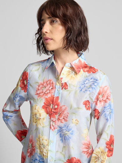 Frauenmodel trägt Bluse mit Seide-Anteil und Hemdblusenkragen von Gant im floralen Design aus Baumwoll-Mix, Regular-Fit, Nahaufnahme Oberkörper. Rückenlänge bei Größe 36: 67 cm, Ärmellänge: 61 cm, abgerundete Form, Knopfleiste.