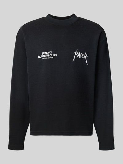 Produktfoto, schwarzes Regular Fit Sweatshirt aus Baumwoll-Mix Modell 'SRC® Pacer' von ANOTHER COTTON LAB, Statement-Print, strukturierte Oberfläche
