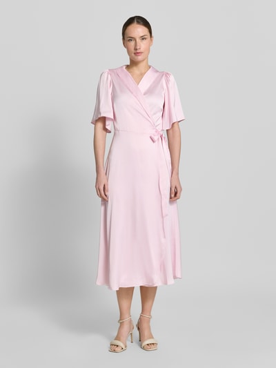 Frauenmodel trägt rosa Damen Midikleid aus Satin in Wickel-Optik mit V-Ausschnitt, taillierter Schnitt, Modell 'VIENNA RAVENNA' von Vila, Ganzkörperansicht von vorne. Rückenlänge bei Größe 36: 125 cm, Brustweite: 50 cm, Ärmellänge: 30 cm.