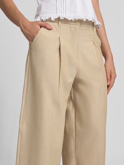 Frauenmodel trägt Slim Fit Anzughose mit Viskose-Anteil Modell 'BOSELLA' von PIECES in Beige, glatte Oberfläche, Nahaufnahme Oberkörper.