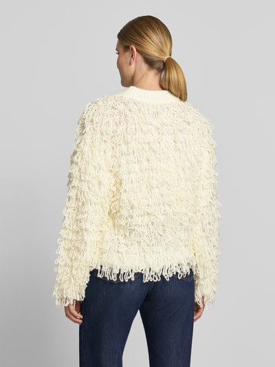 Frauenmodel trägt Strickpullover mit Fransen Modell 'PINAR' von Cph Muse, cremefarben mit Woll-Anteil, Regular Fit, Ganzkörperansicht Rückansicht.