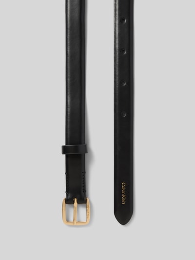 Produktfoto, schwarzer Damen Gürtel aus Echtleder mit goldfarbener Gürtelschnalle, Modell 'ESSENTIAL BUCKLE 20MM' von CK Calvin Klein, glatte Struktur