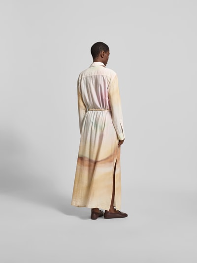 Frauenmodel trägt Hemdblusenkleid aus Viskose-Mix von Nanushka, sanfte Pastellfarben, Gerade Passform, Langärmelig, Ganzkörperansicht Rückansicht.