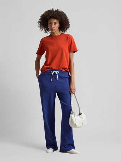 Frauenmodel trägt Regular Fit T-Shirt aus reiner Baumwolle von Polo Ralph Lauren in Unifarbe mit Label-Schriftzug und Rundhals, Ganzkörperansicht von vorne.