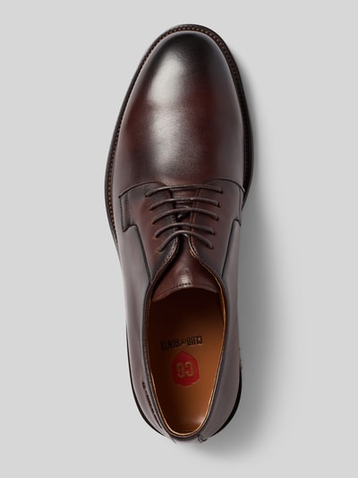 Productfoto, Derby uit leer met label in reliëf Model 'UMMO' van CG – CLUB of GENTS, gecoat, afgerond model, structuurzool, heren, context: hakhoogte maat 44 3 cm, schachthoogte 7 cm, schachtbreedte 10 cm.