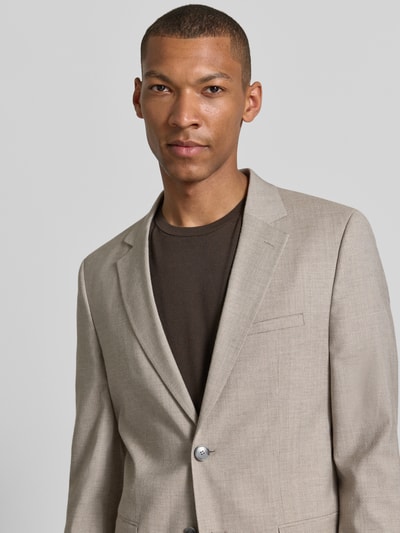 Mannermodel draagt Super Slim Fit Sakko aus Viskose-Schurwoll-Mix model 'ARTI253X' van HUGO in lichtbeige, gladde textuur, Nahaufnahme bovenlichaam.