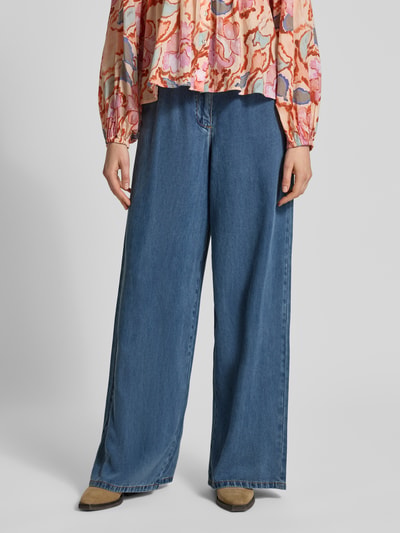 Frauenmodel trägt Hose aus Lyocell mit Tunnelzug Modell 'REESE' von SUNCOO PARIS, Wide Leg, blau, Ganzkörperansicht von vorne.