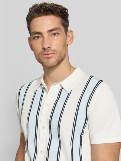 Mannenmodel draagt Polo-Cardigan met 1/2-mouw van Lindbergh in puur katoen, regular fit, knoopsluiting; Nahaufnahme Oberkörper.