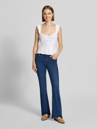 Frauenmodel trägt Bootcut-Jeans aus Baumwoll-Mix Modell 'BLUSH' von ONLY, Damen Bootcut-Jeans von ONLY, Ganzkörperansicht von vorne.