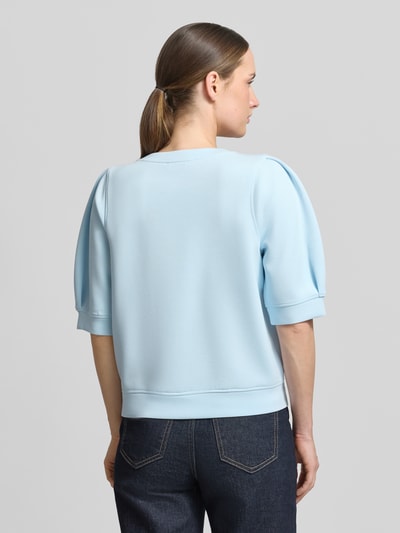 Frauenmodel trägt Regular Fit Sweatshirt aus Scuba von s.Oliver RED LABEL in Hellblau, unifarben, Modal-Mix, Halbarm, Rückansicht.