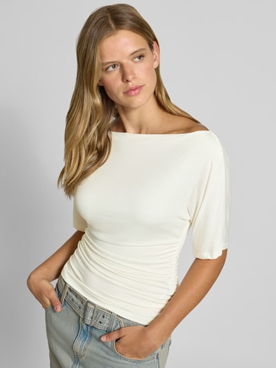 Frauenmodel trägt T-Shirt mit Carmen-Ausschnitt Modell 'JUNE' von NOISY MAY, Viskose-Elasthan-Mix, weiß, glatter Stoff, Ganzkörperansicht von vorne.