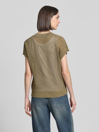 Frauenmodel trägt Cardigan aus Viskose-Mix mit V-Ausschnitt von Fynch-Hatton in Olive, Gerader-Schnitt, Grobstrick, Knopfleiste, Rückenlänge 58 cm, Ärmellänge 27 cm, Ganzkörperansicht Rückansicht.