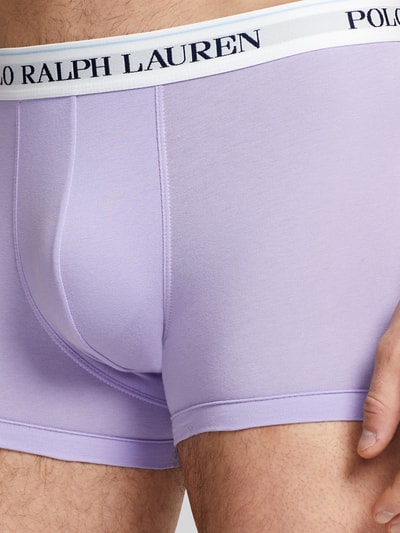 Männermodel trägt Skinny Fit Boxershorts aus Baumwoll-Mix im 3er-Pack von Polo Ralph Lauren Underwear, Optik: Unifarben, Label-Schriftzug, Bundabschluss: Elastisch, Materialverarbeitung: Stretch, Nahaufnahme Unterkörper.