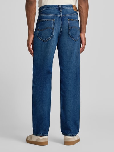 Männermodel trägt Straight Fit Jeans im 5-Pocket-Design Modell 'WEST' von Lee, Reine Baumwolle, Gerader-Schnitt, Ganzkörperansicht Rückansicht.