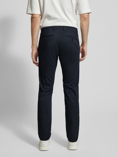 Męski model nosi Fein strukturierte Chino mit Gesäßtaschen od bugatti, bawełniany mix z domieszką stretch, krój regular fit, widok całej sylwetki z tyłu.