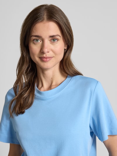 Modelka kobieca nosi Relaxed Fit T-Shirt aus reiner Baumwolle od s.Oliver RED LABEL, jasnoniebieski, gładki jersey, aplikacja z logo, dekolt okrągły, krótki rękaw, materiał bawełniany, zbliżenie na górną część ciała