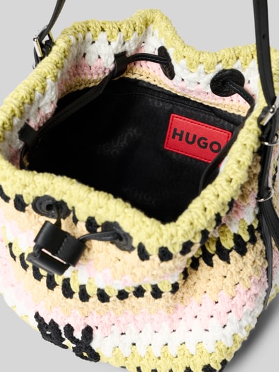 Produktfoto, Beuteltasche aus Strick Modell 'NEEKO CR_DRAWSTRING' von HUGO mit Optik: Allover-Muster, Zugband, Hauptfach, Label-Schriftzug, Tragehenkel, grobe Strick-Struktur in Gelb, Rosa, Schwarz und Creme, Materialverarbeitung: Strick
