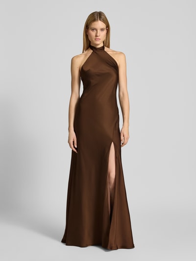 Frauenmodel trägt Abendkleid mit Neckholder zum Binden von Mascara, brauner Satin, körpernahe Passform, Maxilänge, Rückenausschnitt, Ganzkörperansicht von vorne.