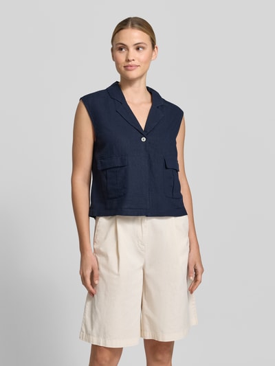 Frauenmodel trägt Weste aus Leinen-Mix mit Pattentaschen Modell 'Lava' von FREE/QUENT in Dunkelblau, beige Shorts, Ganzkörperansicht von vorne. Regular Fit, Reverskragen, Knopfleiste, Rückenlänge 50 cm, Schulterbreite 40 cm, Brustweite 48 cm, Leinen-Viskose-Mix, strukturierte Oberfläche.