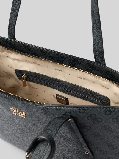 Produktfoto, Shopper im Set mit Kosmetiktasche und Portemonnaie von GUESS aus schwarzem Material mit Allover-Logo-Muster und metallic Label-Details, Reißverschluss-Hauptfach, cremefarbenes Innenfutter, zarte Textur