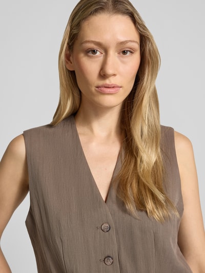 Vrouwenmodel draagt Regular Fit Weste met V-hals van Fynch-Hatton, lyocellmix met viscose, knoopsluiting, strookzakken, maatinfo; Nahaufnahme Oberkörper.