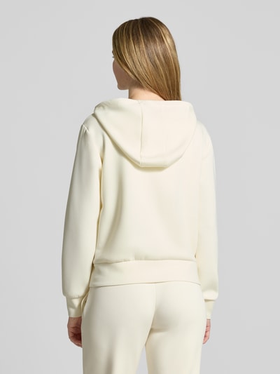Vrouwenmodel draagt Regular Fit Sweatshirt met Logo-Applikatie model 'Olympe' van Guess Activewear, crème, elastische katoenmix, rugaanzicht.