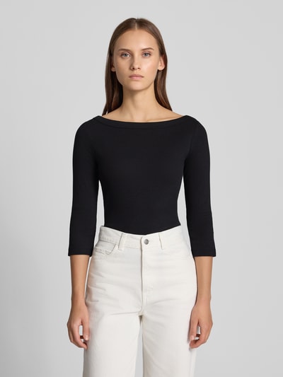 Vrouwenmodel draagt Slim Fit Longsleeve met 3/4-mouw model 'FIFI' van JIXX, katoenmix, Boothals, Riblook, ruglengte maat S 50 cm, frontale volledige lichaamsweergave.