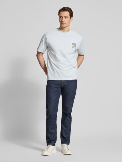 Mannelijk model draagt T-shirt uit puur katoen, recht model, Model 'PETER' van MCNEAL, ronde hals, ruglengte maat M 66 cm, geheel vooraanzicht.