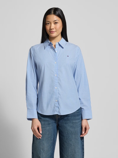 Frauenmodel trägt Regular Fit Hemdbluse aus Baumwoll-Mix von Tommy Hilfiger, Optik:Allover-Muster, Popeline, Ganzkörperansicht von vorne.