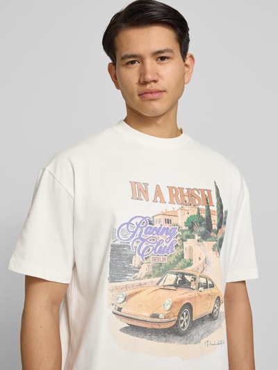 Männermodel trägt T-Shirt mit Motiv-Print Modell 'Speeding' von PROHIBITED in Weiß, Relaxed Fit, runde Form, Nahaufnahme Oberkörper.