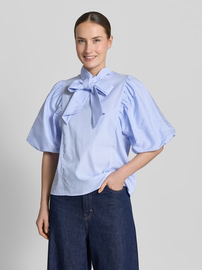 Frauenmodel trägt Bluse mit Schluppe und Ballonärmeln von Rich & Royal aus Reine Baumwolle, Gerader-Schnitt, hellblau, Ganzkörperansicht von vorne.