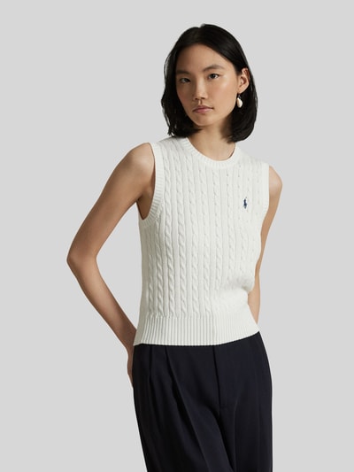 Vrouwenmodel draagt 'Slim Fit Pullunder aus reiner Baumwolle' van Polo Ralph Lauren in effen wit met kabelpatroon, logo-stitching, ronde hals, ribgebreide zoom, van puur katoen, vooraanzicht buste close-up.