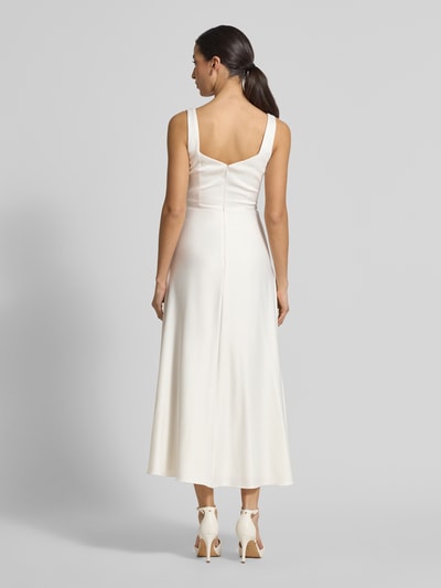 Modelka nosi Midikleid in A-Linie von Jake*s Cocktail, kremowy kolor, rozkloszowany krój, bez rękawów, zamek, faktura w fałdy, długość pleców 102 cm, szerokość w rozmiarze 36: 40 cm, widok całej sylwetki od tyłu.