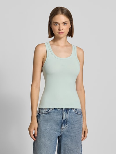 Vrouwenmodel draagt lichtblauw regular fit tanktop uit katoenmix model 'Damatank_B' van HUGO, Dames tanktop, vooraanzicht van het hele lichaam.