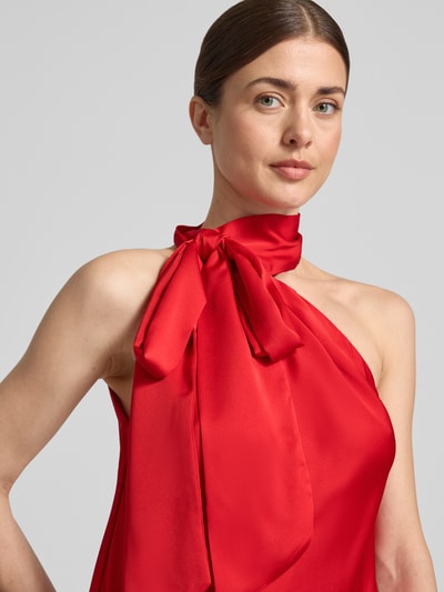 Frauenmodel trägt Shaped Fit Top mit Schnürdetail von Lauren Ralph Lauren in Optik: Unifarben, Materialverarbeitung: Satin, Bindeband am Hals, Neckholder-Ausschnitt, Ärmelform: ohne Ärmel, Nahaufnahme Oberkörper.