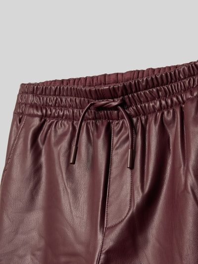 s.Oliver RED LABEL Spodnie szerokie z imitacji skóry Bordowy 2