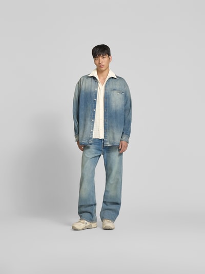 Männermodel trägt Freizeithemd mit Strukturmuster von WON HUNDRED in hellem Beige, Baumwoll-Mix, Regular Fit, Ganzkörperansicht von vorne.