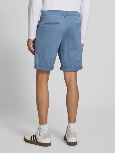 Mężczyznamodel nosi Regular Fit Shorts mit Eingrifftaschen Modell 'BOWIE' von Jack & Jones, mieszanka bawełny i elastanu, krój regular fit, wpuszczane kieszenie, brzeg, szerokość w rozmiarze M: 43 cm, długość wewnętrzna nogawki w rozmiarze M: 26 cm, jasnoniebieski kolor, gładka tekstura, widok całej sylwetki z tyłu.